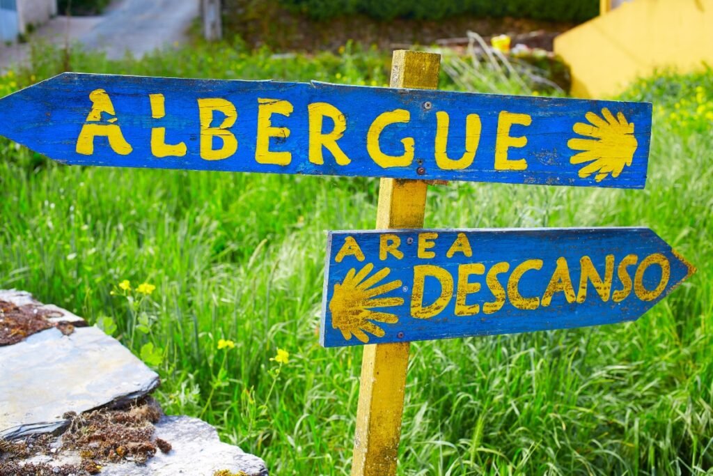 Indicacion de albergue en el camino Portugués